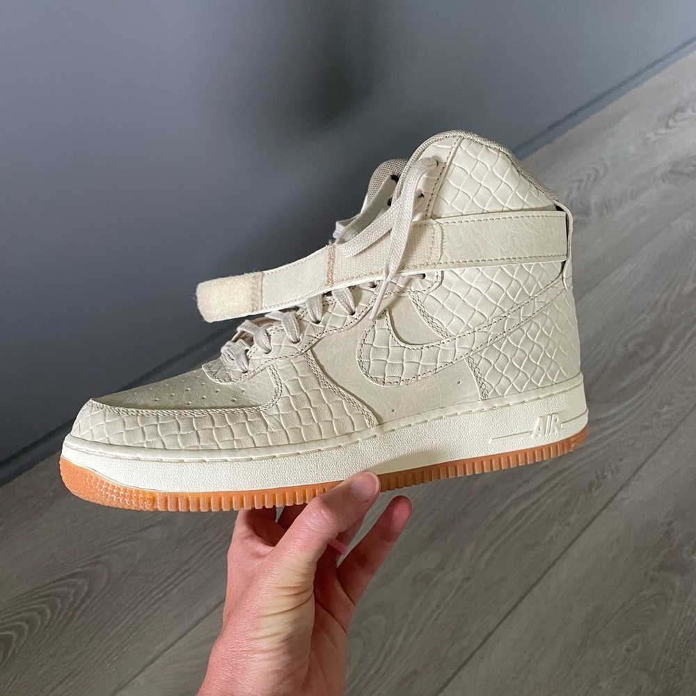 WOMEN'S NIKE "OATMEAL" AIR FORCE 1
HI PREMIUM Sz 10